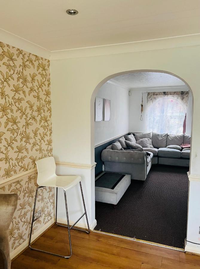 Clove, 3-4 Bed House With Garden, Free Parking, Sleeps 9 In Grays & Chafford Hundred Stifford Exterior foto