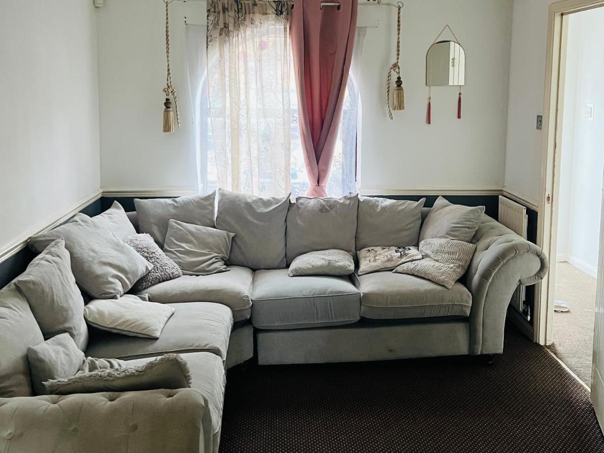 Clove, 3-4 Bed House With Garden, Free Parking, Sleeps 9 In Grays & Chafford Hundred Stifford Exterior foto