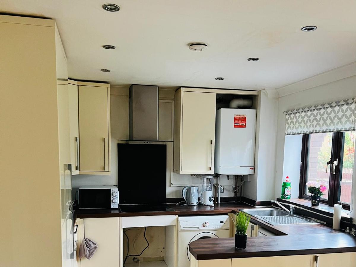 Clove, 3-4 Bed House With Garden, Free Parking, Sleeps 9 In Grays & Chafford Hundred Stifford Exterior foto