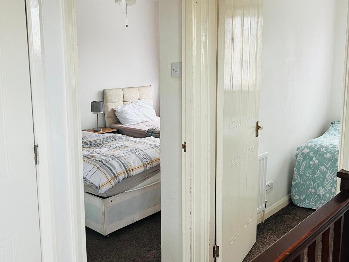 Clove, 3-4 Bed House With Garden, Free Parking, Sleeps 9 In Grays & Chafford Hundred Stifford Exterior foto