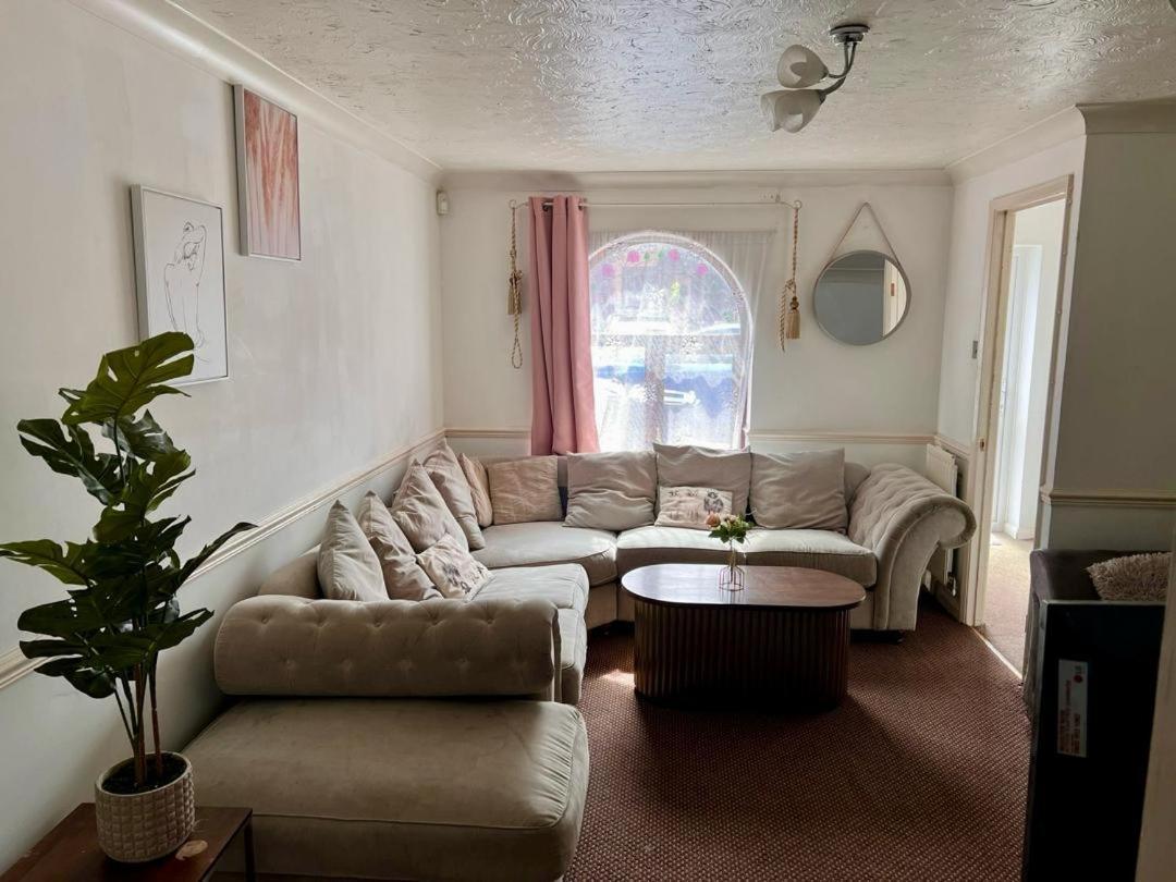 Clove, 3-4 Bed House With Garden, Free Parking, Sleeps 9 In Grays & Chafford Hundred Stifford Exterior foto