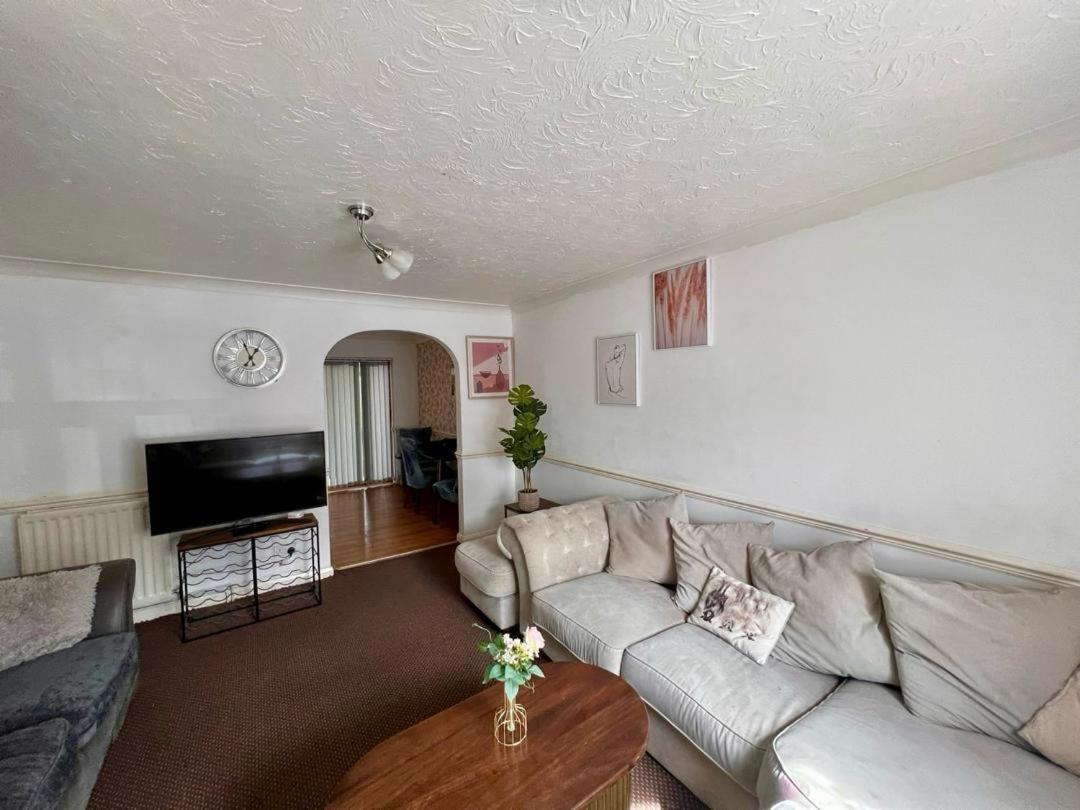 Clove, 3-4 Bed House With Garden, Free Parking, Sleeps 9 In Grays & Chafford Hundred Stifford Exterior foto