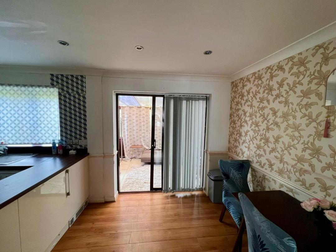 Clove, 3-4 Bed House With Garden, Free Parking, Sleeps 9 In Grays & Chafford Hundred Stifford Exterior foto
