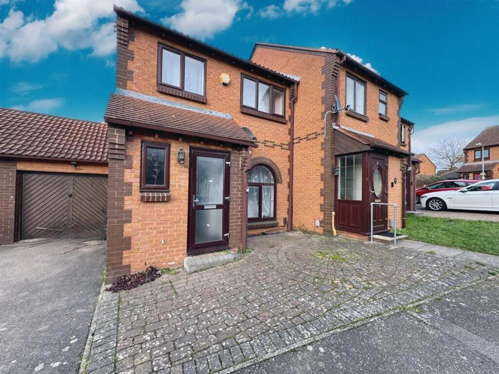 Clove, 3-4 Bed House With Garden, Free Parking, Sleeps 9 In Grays & Chafford Hundred Stifford Exterior foto